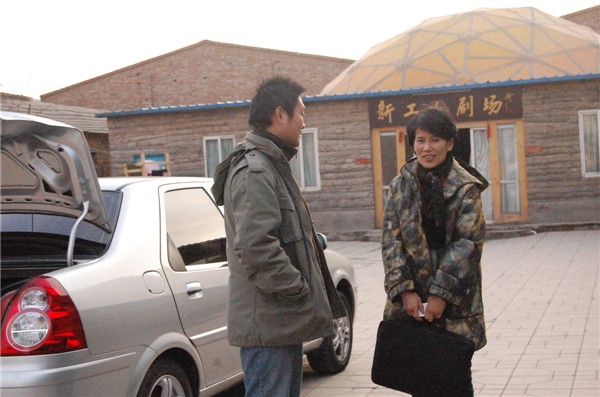 Ke Huixin (R), a member of the 11th National Committee of the Chinese People&apos;s Political Consultative Conference (CPPCC) and professor of the Communication University of China, visits the Migrant Workers Home, a nonprofit organization, in Picun Village in the northeastern suburbs of Beijing on March 2, 2011. 