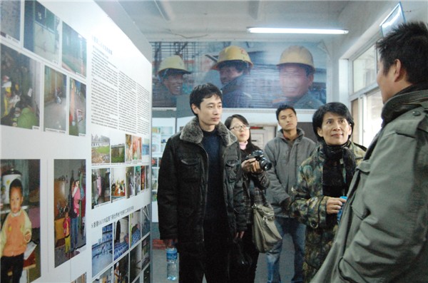 Ke Huixin (2nd R), a member of the 11th National Committee of the Chinese People&apos;s Political Consultative Conference (CPPCC) and professor of the Communication University of China, visits the Culture and Arts Museum of Migrant Labors in Picun Village in the northeastern suburbs of Beijing on March 2, 2011. 