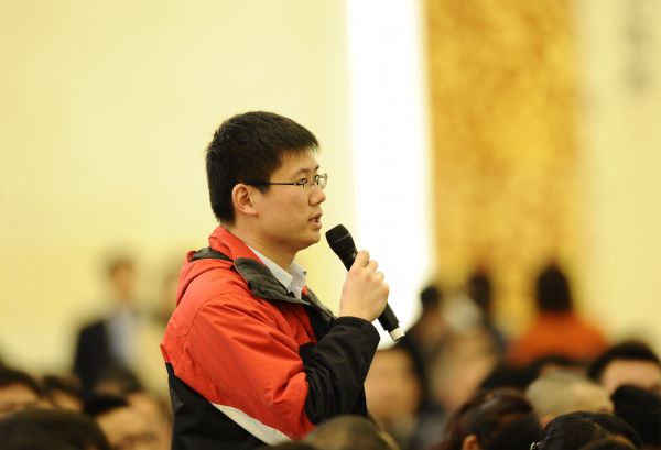 A journalist raises questions during the news conference on the Fourth Session of the 11th National People's Congress (NPC) at the Great Hall of the People in Beijing, capital of China, March 4, 2011. 