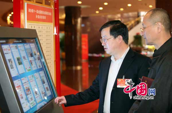 The venues of the annual sessions of the National People&apos;s Congress (NPC) and the Chinese People&apos;s Political Consultative Conference (CPPCC) are equipped with advanced e-readers to facilitate lawmakers and political advisors. 