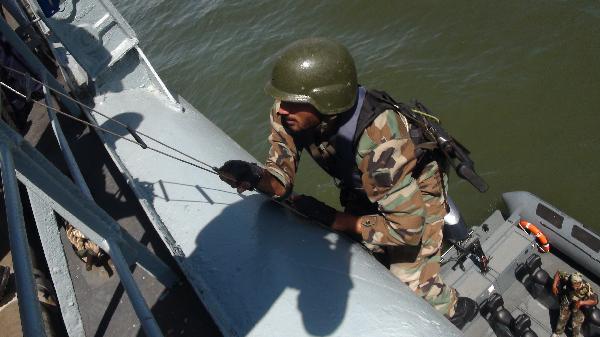 Pakistani anti-terrorism squad members go on board of a ship during the 'Peace-11 Exercises' multinational naval exercises in Karachi, Pakistan, March. 9, 2011.