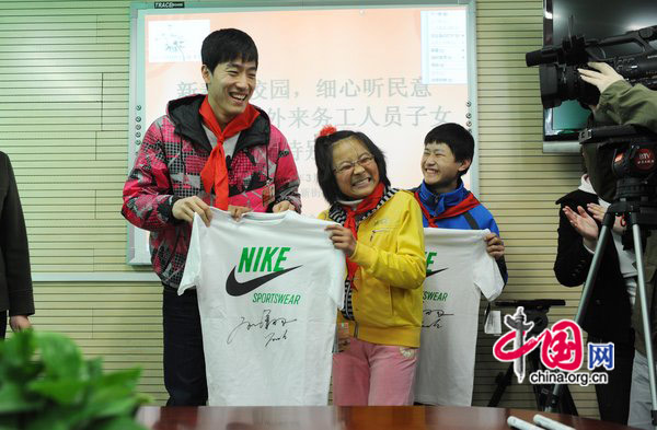 Liu Xiang, Chinese star hurdler and a member of the Chinese People&apos;s Political Consultative Conference (CPPCC), visit children of migrant workers at a primary school in downtown Beijing. [Photo: CFP]