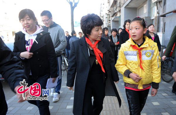 Deng Yaping, former Chinese table tennis star and a member of the Chinese People&apos;s Political Consultative Conference (CPPCC), visit children of migrant workers at a primary school in downtown Beijing. [Photo: CFP]