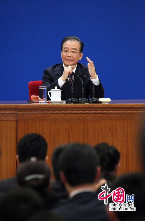 Chinese Premier Wen Jiabao answers questions during a press conference after the closing meeting of the Fourth Session of the 11th National People&apos;s Congress (NPC) at the Great Hall of the People in Beijing, China, March 14, 2011. [china.com.cn]