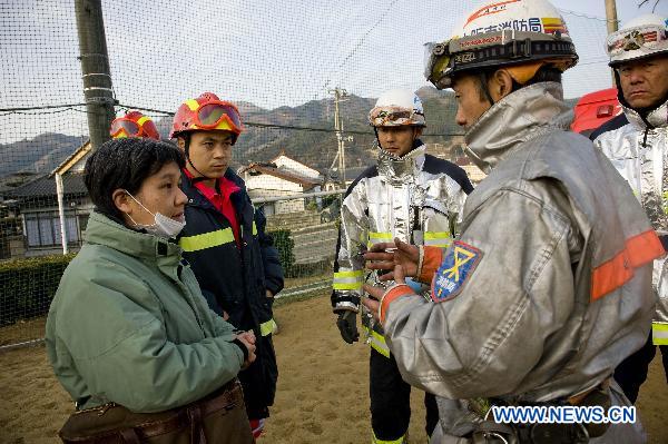 Members of the Chinese International Search and Rescue Team (CISAR) communicate with Japanese rescuers at the earthquake hit Ofunato city in Iwate prefecture, Japan, March 14, 2011. 