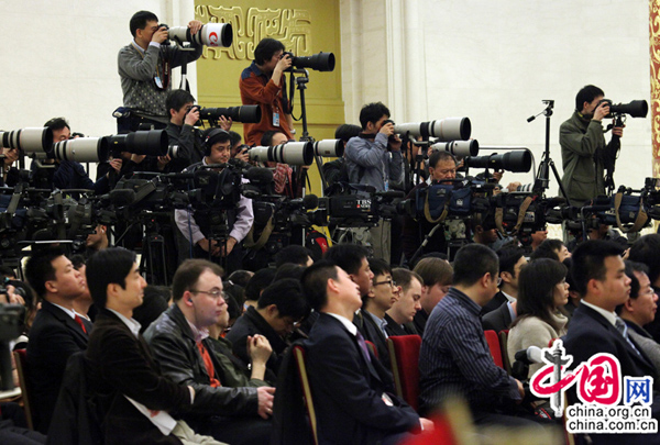 Journalists at work during the press conference. [china.com.cn] 