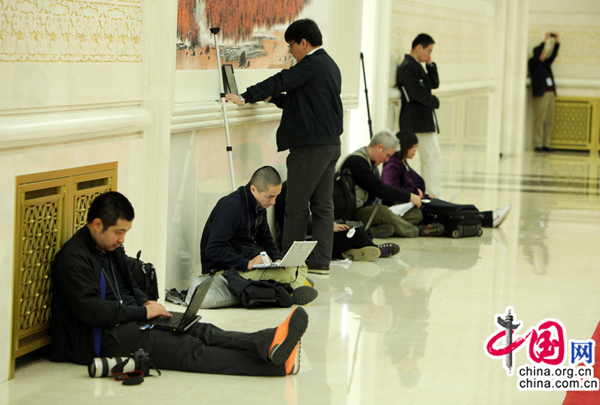 Journalists at work during the press conference. [china.com.cn] 