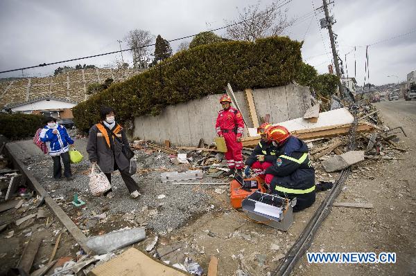 Members of the Chinese International Search and Rescue Team (CISAR) work at the quake-shaken Ofunato city in Iwate prefecture, Japan, March 15, 2011.