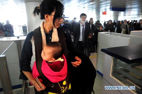 Chinese passengers departed from Japan arrive at an airport in Qingdao, east China's Shandong Province, March 16, 2011. 