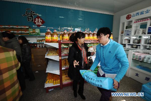A staff worker carries a bag of salt in Taiyuan, capital of north China&apos;s Shanxi Province, March 17, 2011. China National Salt Industry Corp. (CNSIC) on Thursday said China has rich salt reserves to meet people&apos;s demand and consumers need not panic to hoard salt.