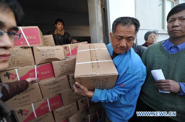 Staff workers sell iodised salt in Tianjin, north China, March 17, 2011. China National Salt Industry Corp. (CNSIC) on Thursday said China has rich salt reserves to meet people&apos;s demand and consumers need not panic to hoard salt. 