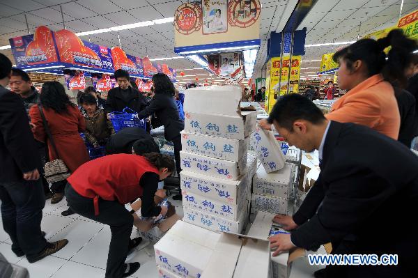 Consumers buy edible salt at a supermarket in Jinan, capital of east China&apos;s Shandong Province, March 17, 2011. China National Salt Industry Corp. (CNSIC) on Thursday said China has rich salt reserves to meet people&apos;s demand and consumers need not panic to hoard salt. 