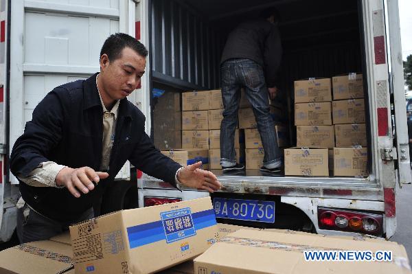 Retailers carry the boxes of salt off a truck in Guangzhou, south China&apos;s Guangdong Province, March 17, 2011. China National Salt Industry Corp. (CNSIC) on Thursday said China has rich salt reserves to meet people&apos;s demand and consumers need not panic to hoard salt. 