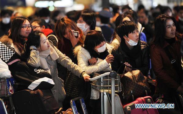 Chinese nationals wait for evacuation at Narita airoprt in Tokyo, Japan, March 17, 2011. 