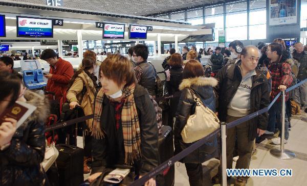 Chinese nationals wait for evacuation at the counter of Air China at Narita airoprt in Tokyo, Japan, March 17, 2011. 