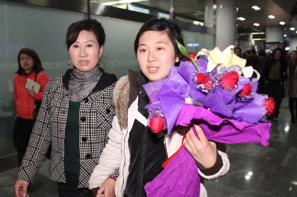Yi Yanan (R), a trainee of China Dalian International Cooperation (Group) Holdings Ltd., arrives in Dalian, northeast China&apos;s Liaoning Province, March 19, 2011.
