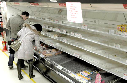 Supermarkets in Tokyo are crowded with shoppers buying mineral water and vegetables after a radioactive substance in unsafe levels for infants was detected in Tokyo tap water. 