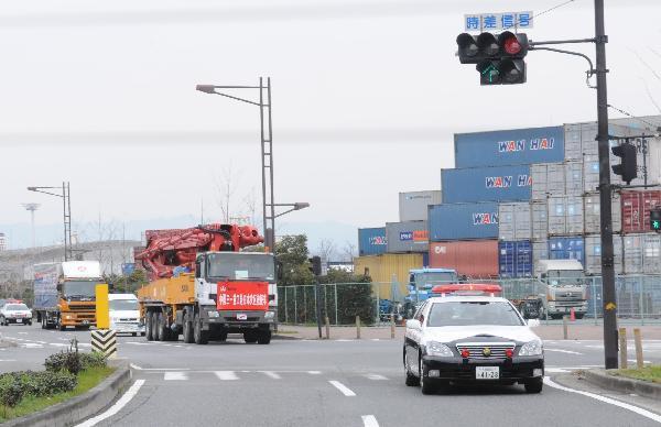 A pump truck with a 62-meter boom manufactured by Sany Heavy Industry Co., Ltd. arrived at the port of Osaka, Japan, March 24, 2011.