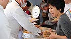Quake sufferers receive Chinese food at a budokan hall in Tokyo, capital of Japan, on March 26, 2011.