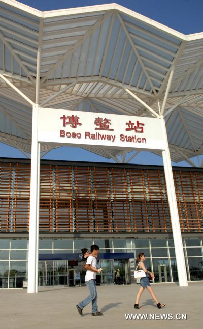 Photo taken on April 9, 2011 shows passengers pass by the Boao Railway Station near the International Conference Center of the Bo'ao Forum for Asia (BFA) in Bo'ao Township, south China's Hainan Province. The 10th BFA would be held here from April 14 to 16 and the forum has largely promoted the local economy in the past 10 years. (Xinhua/Hou Jiansen) 