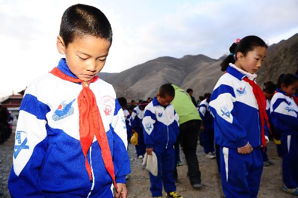 Students mourn for the earthquake victims at a primary school in Yushu Tibetan Autonomous Prefecture, northwest China's Qinghai Province, April 14, 2011.