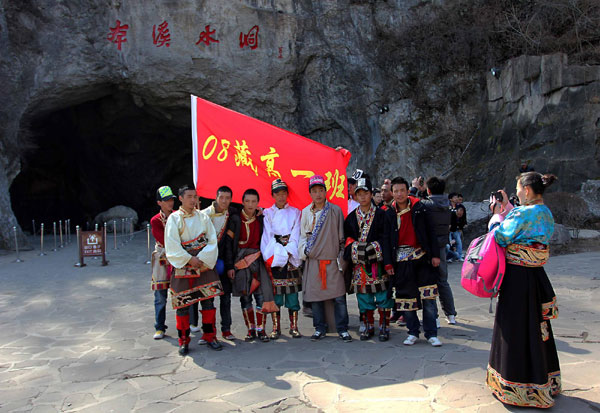 High school students from Yushu, Qinghai province, who are studying in Benxi, Liaoning province, enjoy a trip on April 11, 2011.