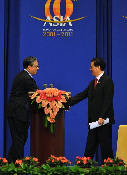 Chinese President Hu Jintao (R) walks onto the platform to deliver a keynote speech at the opening ceremony of the 2011 annual meeting of the Boao Forum for Asia (BFA) in Boao, south China's Hainan Province, April 15, 2011. 