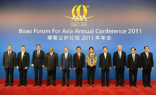 Chinese President Hu Jintao (C) and leaders attending the Boao Forum for Asia (BFA) Annual Conference 2011 pose for a group photo in Boao, south China's Hainan Province, April 15, 2011. 