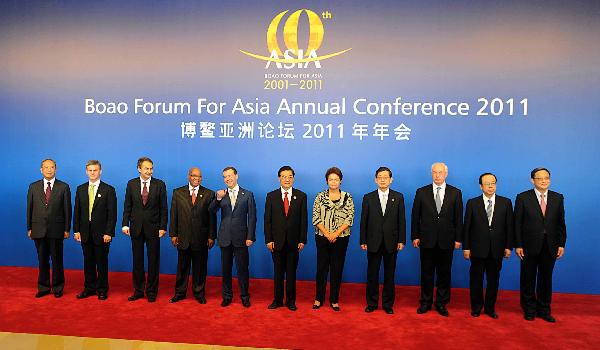 Chinese President Hu Jintao (C) and leaders attending the Boao Forum for Asia (BFA) Annual Conference 2011 pose for a group photo in Boao, south China's Hainan Province, April 15, 2011. 