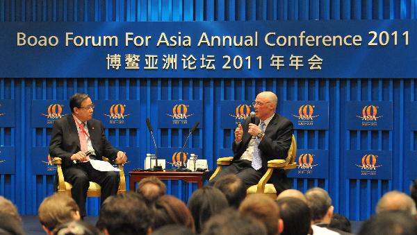 Zhou Wenzhong (L), secretary general of Boao Forum for Asia, has a dialogue with Henry Paulson, former US treasury secretary, during the 2011 annual meeting of the Boao Forum for Asia (BFA) in Boao, south China&apos;s Hainan Province, April 15, 2011.