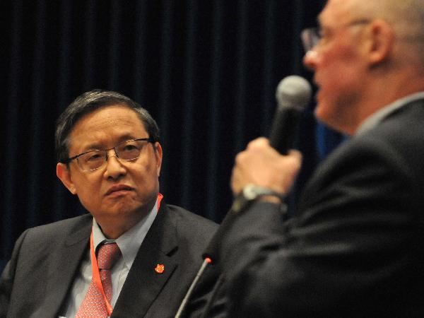 Zhou Wenzhong (L), secretary general of Boao Forum for Asia, has a dialogue with Henry Paulson, former US treasury secretary, during the 2011 annual meeting of the Boao Forum for Asia (BFA) in Boao, south China&apos;s Hainan Province, April 15, 2011.