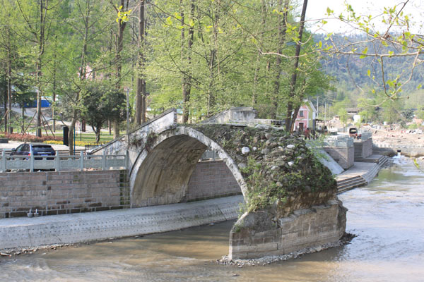 The quake-damaged Sino-French Friendship Bridge is seen in Bailu town of Pengzhou city, southwest China's Sichuan province, April 23, 2011.