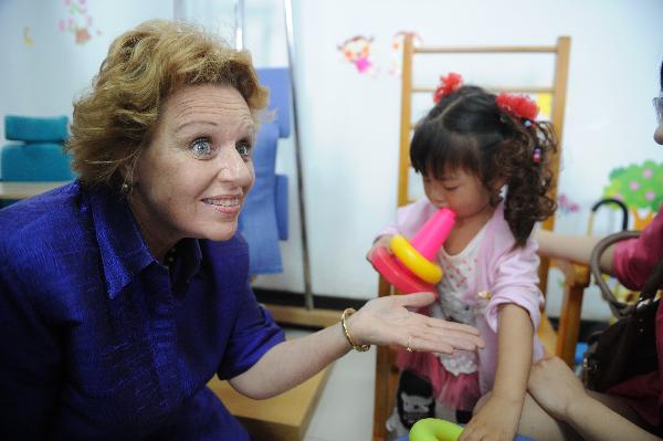 Gillian Mellsop, the representative of the United Nations Children&apos;s Fund (UNICEF) inquires the treatment of the children who got injured in Wenchuan earthquake at Mianzhu Traditional Chinese Medicine Hospital in Mianzhu, southwest China&apos;s Sichuan Province, May 6, 2011.