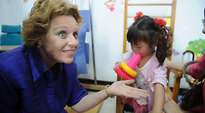 Gillian Mellsop, the representative of the United Nations Children's Fund (UNICEF) inquires the treatment of the children who got injured in Wenchuan earthquake at Mianzhu Traditional Chinese Medicine Hospital in Mianzhu, southwest China's Sichuan Province, May 6, 2011.