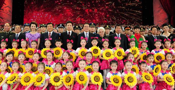Li Changchun, a member of the Standing Committee of the Political Bureau of the Communist Party of China Central Committee, poses for a group photo with performers after a gala event marking the third anniversary of the Wenchuan earthquake in Beijing, capital of China, May 11, 2011. 