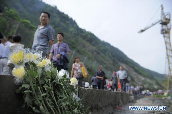 Flowers are seen laid alongside road while people come to commemorate their beloved families lost in the 2008 Wenchuan earthquake in Beichuan, southwest China's Sichuan Province, May 12, 2011. 