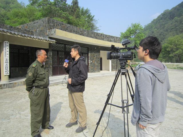 Two reporters from china.org.cn interview Zhang Zhonghuai, head of the Maoxiangba Protection Station at the Tangjiahe Nature Reserve, who has spotted wild pandas many times during his patrolling. [Wang Qian/china.org.cn]