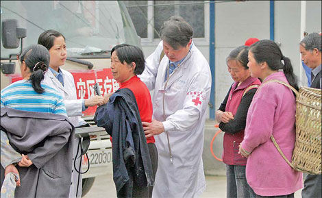 A doctor provides a free medical examination and psychological assistance to locals in Shifang City, part of the 2008 earthquake-devastated area in southwest China's Sichuan Province.