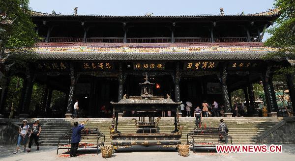 Photo taken on April 25, 2011 shows tourists visit the Erwang Temple in Dujiangyan City, southwest China's Sichuan Province.