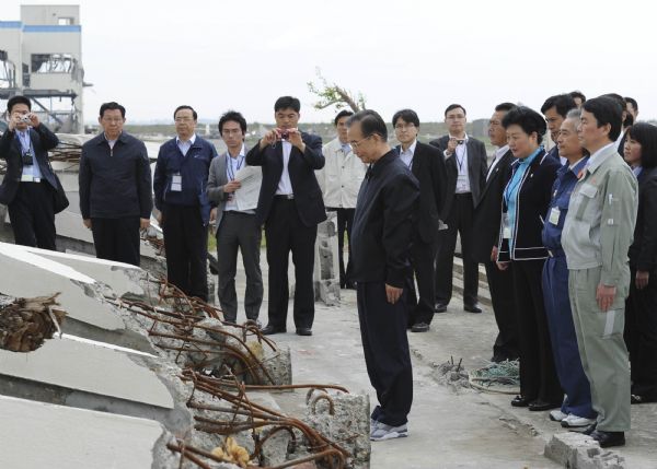 Chinese Premier Wen Jiabao mourns as he visits the area damaged by the March 11 earthquake and tsunami in Natori city, Japan, May 21, 2011. 