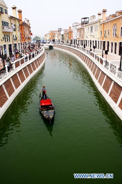 A gondola is seen at Tianjin Florence Town Outlets in Wuqing District of north China's Tianjin Municipality, June 9, 2011.