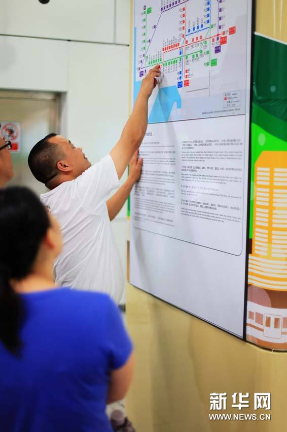 Passengers check subway lines at Shenzhen station on Subway Line 5 (Central Semiring Line) in Shenzhen City, in southeast China&apos;s Guangdong Province on June 22, 2011. 