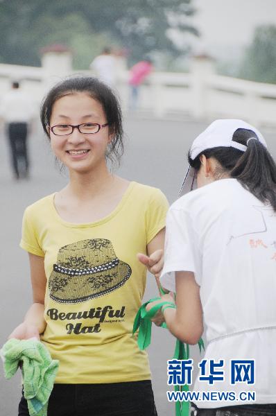 Tourists, citizens and students hike around the Xuanwu Lake in Nanjing, Jiangsu province to promote a low-carbon lifestyle on July 10, 2011. 