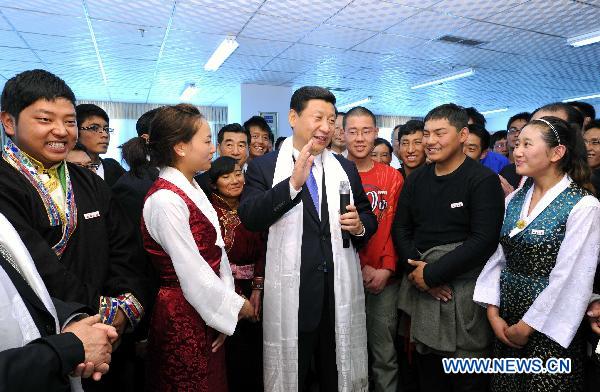 Chinese Vice President Xi Jinping (C) talks with students as he visits Tibet University in Lhasa, capital of southwest China's Tibet Autonomous Region, July 18, 2011. 