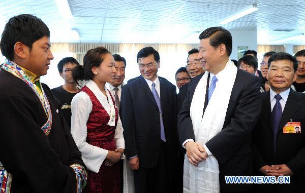 Chinese Vice President Xi Jinping (R Front) talks with students as he visits Tibet University in Lhasa, capital of southwest China's Tibet Autonomous Region, July 18, 2011.