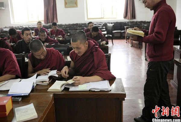 Yong monks are studying in the Sera Monastery, one of the three major monasteries of the Gelug Sect in Lhasa, southwest China&apos;s Tibet Autonomous Region. 