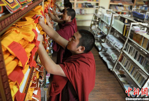 The library of Sera Monastery, one of the three major monasteries of the Gelug Sect in Lhasa, southwest China&apos;s Tibet Autonomous Region, has a collection of some 20,000 books, covering a wide variety of topics such as Buddhism, politics, economy and history. 