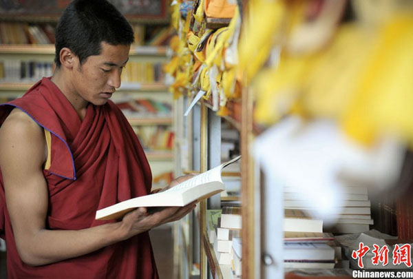 The Sera Monastery is one of the three major monasteries of the Gelug Sect in Lhasa, southwest China&apos;s Tibet Autonomous Region. Young monks here are required to study all kinds of Buddhist sutras library every day.