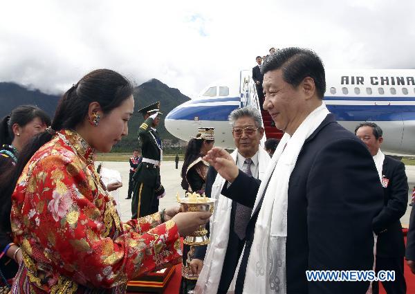 Chinese Vice President Xi Jinping (R Front) arrives in Nyingchi, southwest China's Tibet Autonomous Region, July 21, 2011.