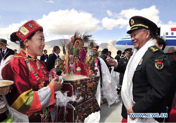 Chen Bingde (R), chief of the General Staff of the Chinese People's Liberation Army, arrives in Ali of southwest China's Tibet Autonomous Region, July 21, 2011. 
